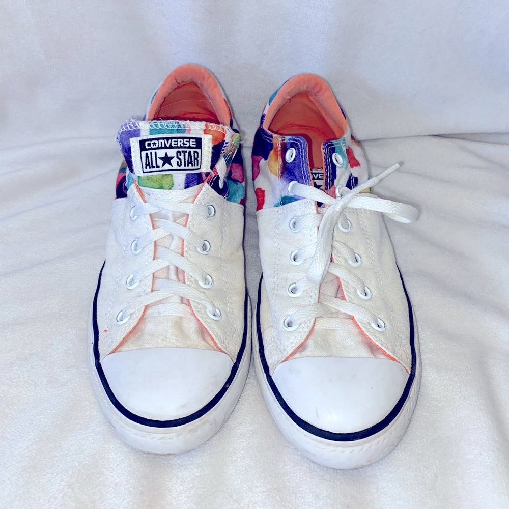 White and polkadot converse